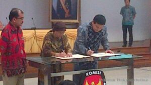 Ariani Sukanwo (ketua PPUA Penca) dan Husni Kamil Manik (Ketua KPU) menandatangani MoU